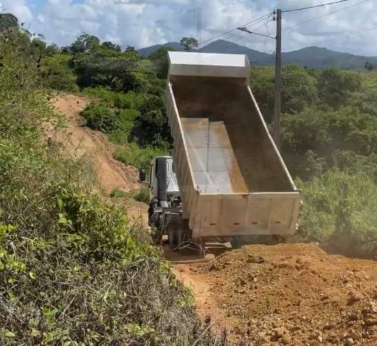 Camacã: Prefeitura realiza mais manutenção em ruas da cidade com patrolamento e cascalhos